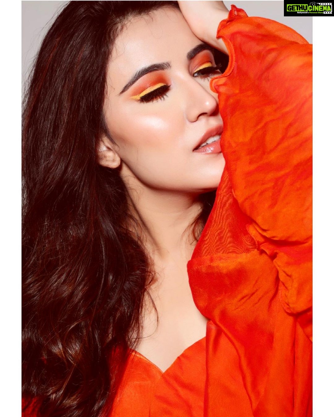 Sheena Bajaj Instagram - Cover me in sunshine Photogapher @riyabajaj_photography Glossy amazing makeup n hair @preetydhillon_mua