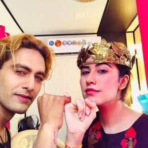 Sheena Bajaj Instagram - Happy karwachaut cookie 🍪 @rohitpurohit08 …..
7 years of togetherness 💕 SWIPE TO C 7 years togetherness 
❤️ u all ty for always being der @riyabajaj_photography @anjubajajcasting u mean the world to me 🌎