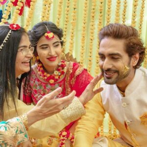 Sheena Bajaj Instagram - Happy karwachaut cookie 🍪 @rohitpurohit08 …..
7 years of togetherness 💕 SWIPE TO C 7 years togetherness 
❤️ u all ty for always being der @riyabajaj_photography @anjubajajcasting u mean the world to me 🌎