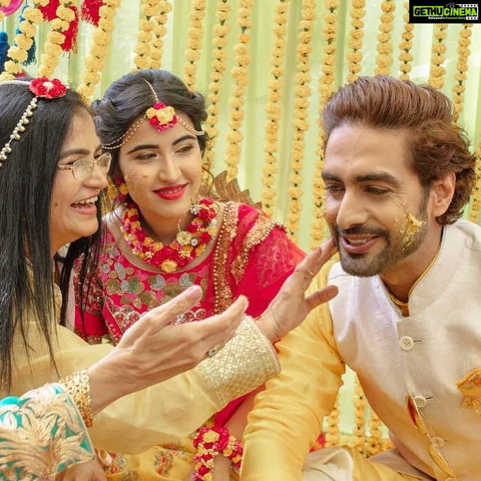 Sheena Bajaj Instagram - Happy karwachaut cookie 🍪 @rohitpurohit08 ….. 7 years of togetherness 💕 SWIPE TO C 7 years togetherness ❤️ u all ty for always being der @riyabajaj_photography @anjubajajcasting u mean the world to me 🌎