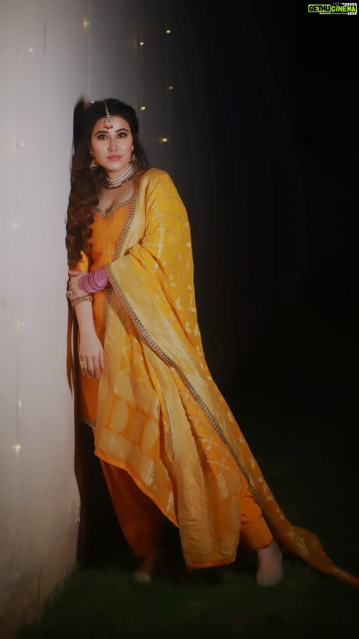 Sheena Bajaj Instagram - Proper patola ???🥰❤️tell me in the comments down below did u like the piks ??#punjabi Shoot managed by @liftyofficial Mua @deeptiaggarwal.mua Shot by @amrit_photography90 Styled by @houseofprem