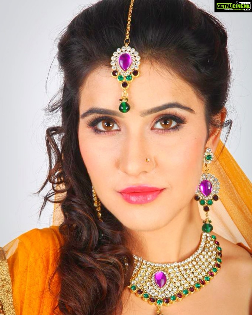 Sheena Bajaj Instagram - May the energy of the universe bless u in all nine forms β¦.tell me in the comments down below what u did for Navratri and also share ur piks on my YouTube channel sheena Bajaj official β€οΈπ«Άπ»π