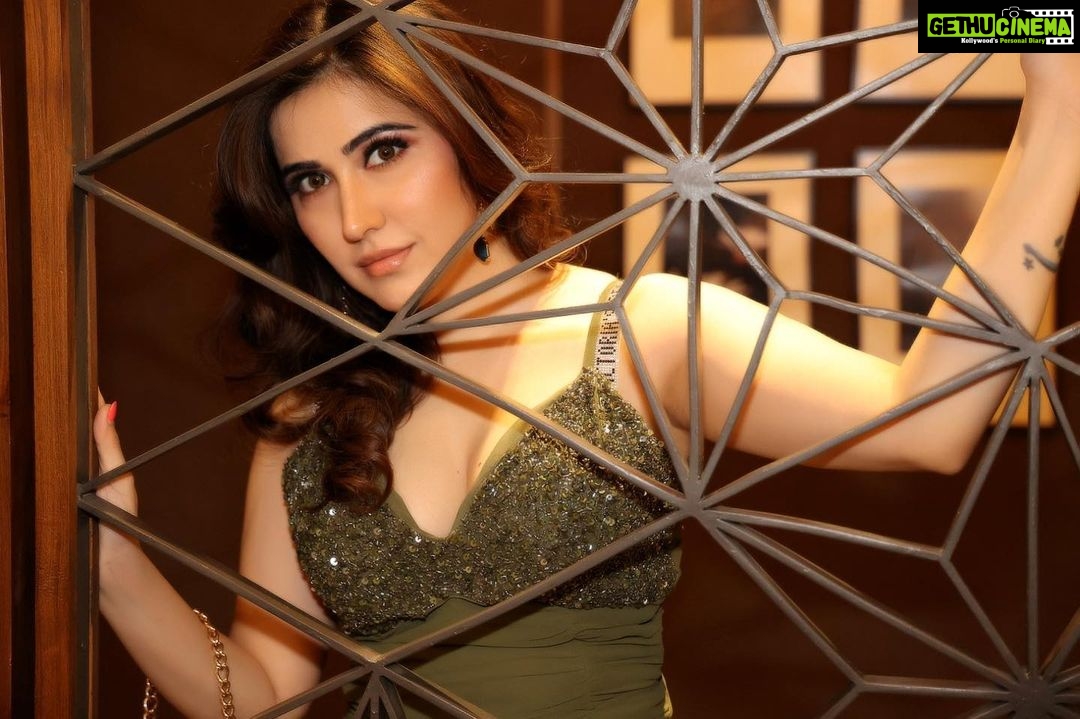 Sheena Bajaj Instagram - πΈπ¬ @riyabajaj_photography π»β€οΈ @imsheenabajaj Always fun shooting wid bae πΊ