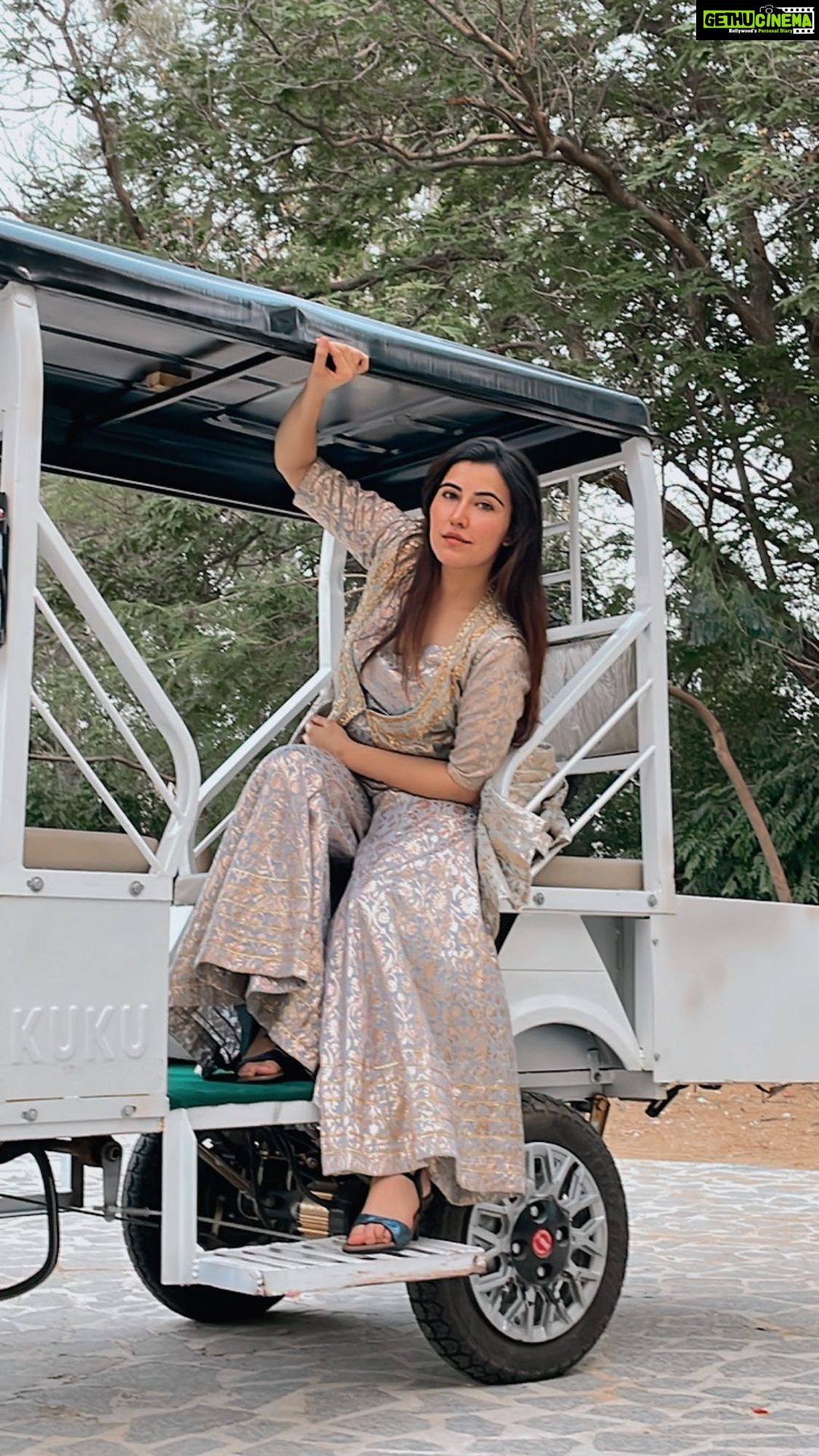 Sheena Bajaj Instagram - Subscribe to sheena Bajaj official on YouTube vlog coming soon Monsoon Vibes #monsoon #monsoonseason #reels #instagramreels #sheenabajaj