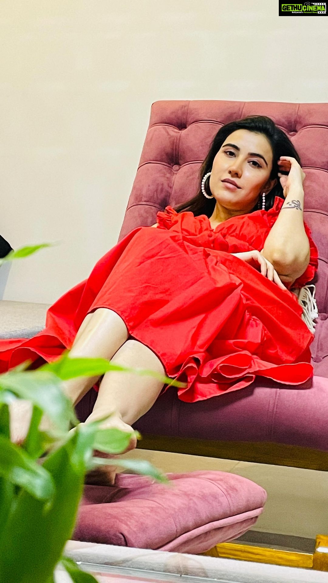 Sheena Bajaj Instagram - Chilling mode on 😇 💤💤😇 Relaxing on my rocking chair from @woodentwist