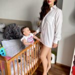 Shikha Singh Instagram - To raise strong & independent daughters you gotta be strong & independent yourself. Be the role model or in this case tall model 🤪 #standingtall #newmom #lovingit #growinguptoofast #godiskind #grateful #blessed #workinghardeveryday #staysafe #takecare