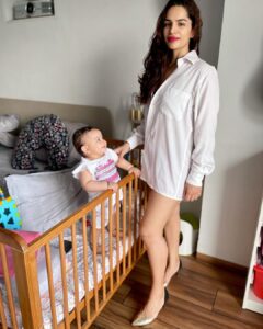 Shikha Singh Instagram - To raise strong & independent daughters you gotta be strong & independent yourself. Be the role model or in this case tall model 🤪 

#standingtall #newmom #lovingit #growinguptoofast #godiskind #grateful #blessed #workinghardeveryday #staysafe #takecare