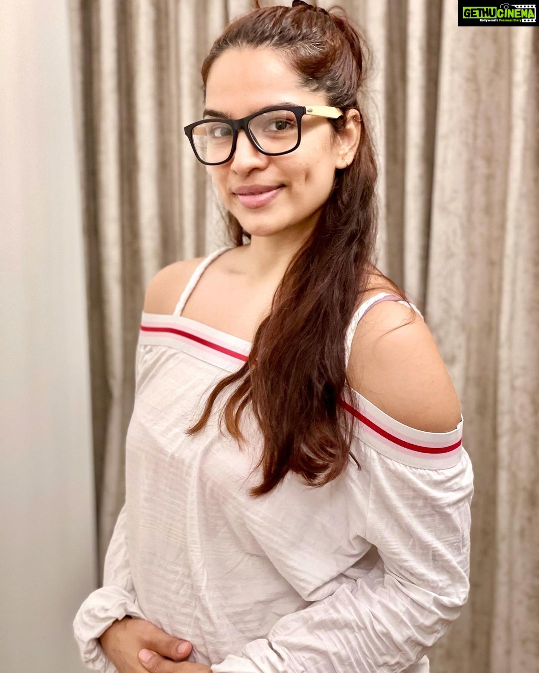 Shikha Singh Instagram - I am Vaccinated. Would urge all of you to please register and get vaccinated too. Let’s be responsible, let’s be safe. Thank you @pradnya28.pp & @sevenhillshospital for such a fab job u all are doing. It was overwhelming to see so many people being tended to with so much care & love ❤️