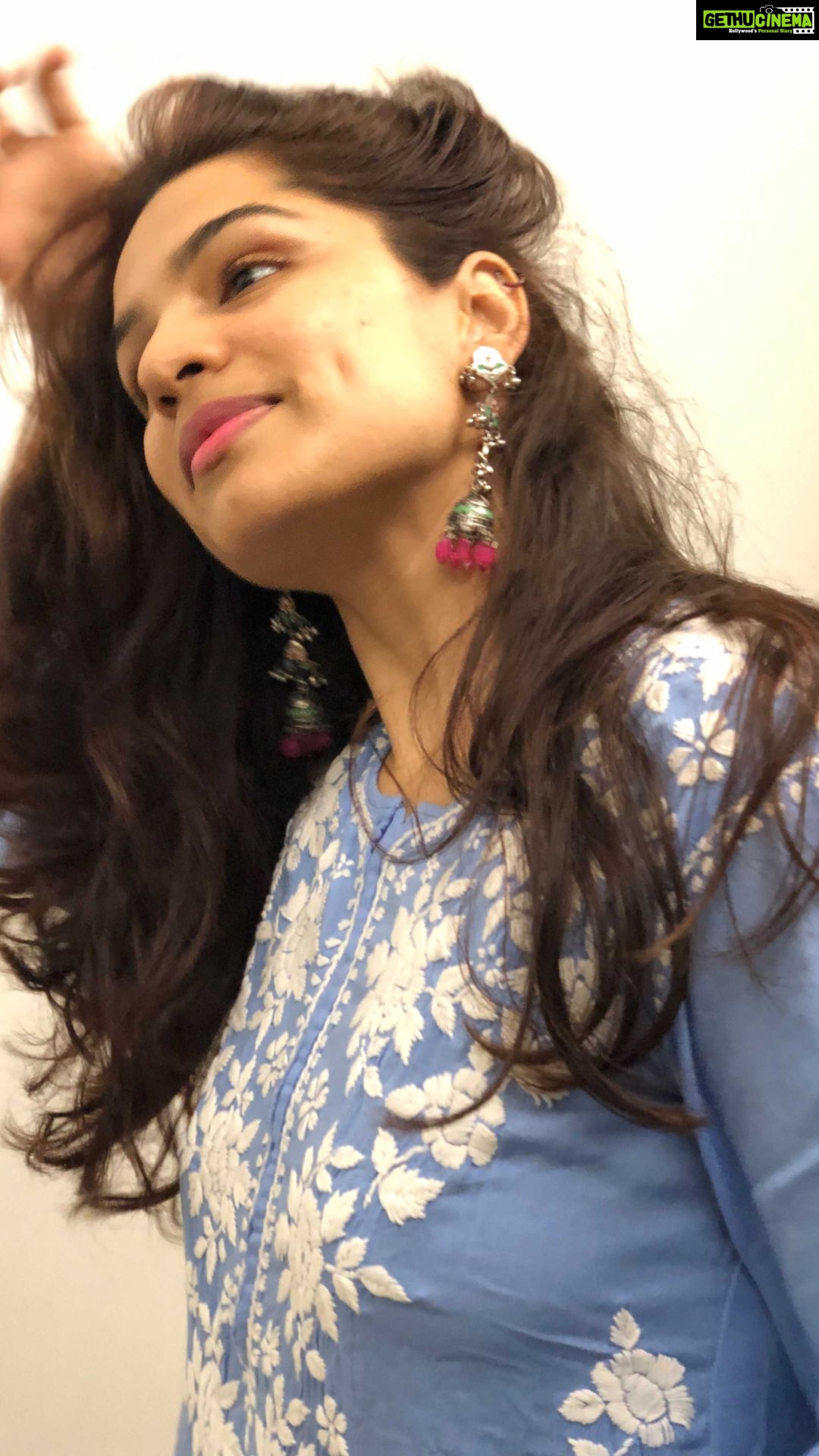 Shikha Singh Instagram - What a beautiful surprise by @houseofadab ❤️ Thank you for this beautiful elegant & super comfortable Kurta especially for someone like me who is a sucker for comfort. I love it ❤️ P.S- Thank you for the handwritten note, they are always my favourite. Love to you @heenakohlikhan @meraazamir @houseofadab All the best 😇