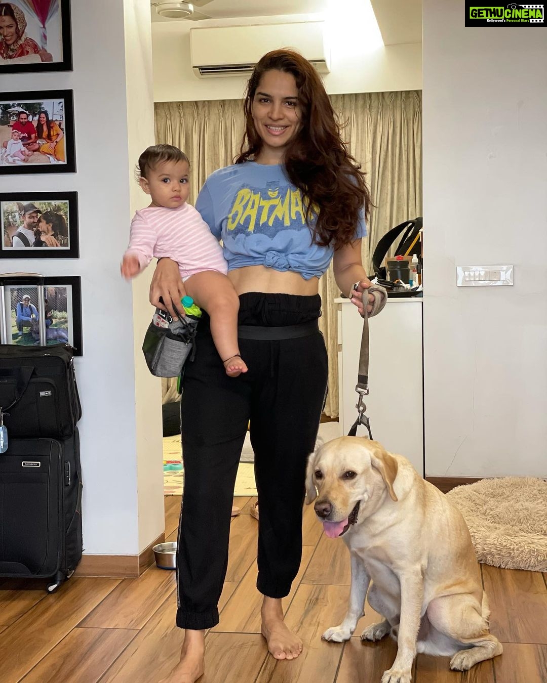 Shikha Singh Instagram - Well well well, being a Mom isn’t easy & these two just won’t leave me alone! With messy hair & sweaty @car_run Tshirt the secret is out that every mother is her own version of “Batwoman” While @gokusinghshah & I were back from our evening walk, @alaynasinghshah wants her attention too but thankfully they both love each other ♥️ I’m Loving it ♥️♥️♥️ #newmom #learningeveryday #somuchlove