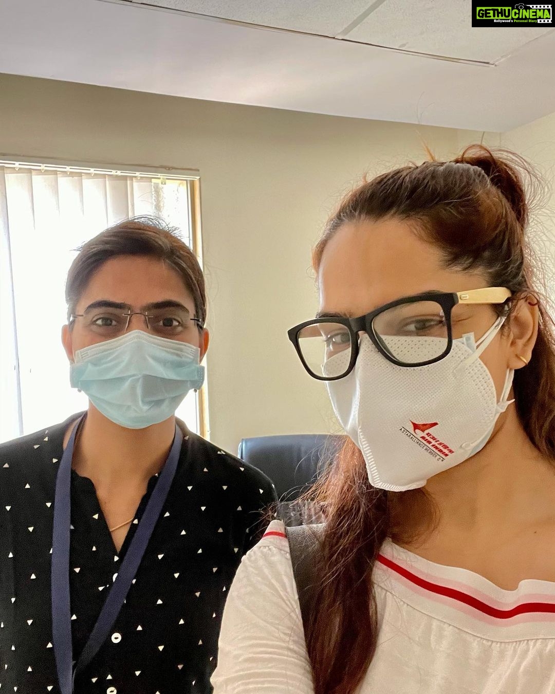 Shikha Singh Instagram - I am Vaccinated. Would urge all of you to please register and get vaccinated too. Let’s be responsible, let’s be safe. Thank you @pradnya28.pp & @sevenhillshospital for such a fab job u all are doing. It was overwhelming to see so many people being tended to with so much care & love ❤️