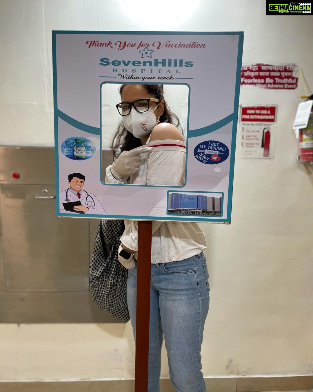 Shikha Singh Instagram - I am Vaccinated. Would urge all of you to please register and get vaccinated too. Let’s be responsible, let’s be safe. Thank you @pradnya28.pp & @sevenhillshospital for such a fab job u all are doing. It was overwhelming to see so many people being tended to with so much care & love ❤️