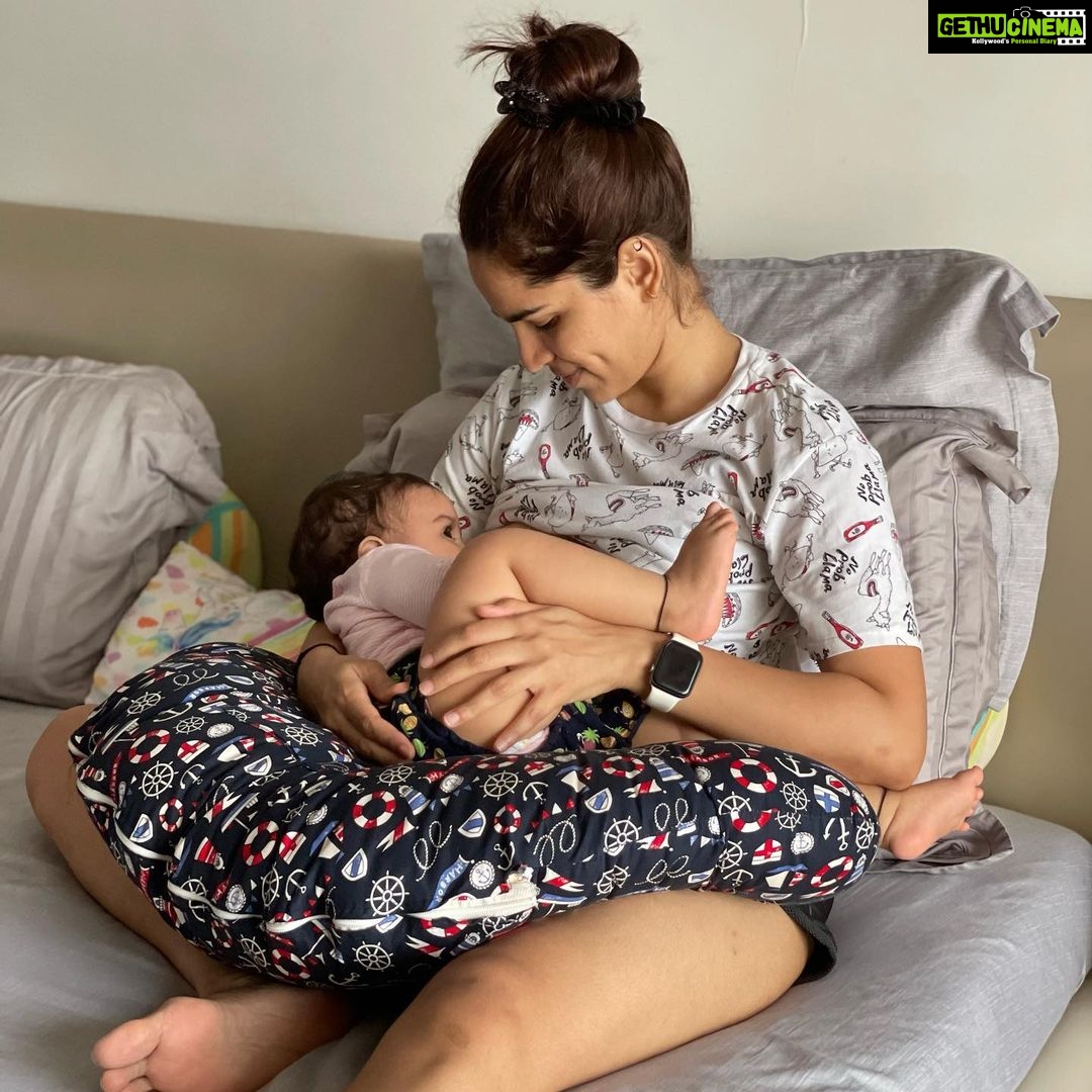 Shikha Singh Instagram - U amazing being, I ❤️ U !! #baby #girl #mom #momlife #blessed #grateful #timeisflying #blessedwiththebest #motherdaughter #breastfeeding #normalisebreastfeeding #normalisenormalbodies #bethechange #beyourself #supermom #superpower #mademestronger #feellucky #thankyou #thankyougod #god #godiskind