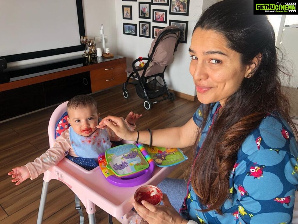 Shikha Singh Instagram - She clearly knows it all more than me 🙈 #alaynasinghshah #7monthold #babies #babiesofinstagram #firstsolids #growingup #gratitude #blessed #thankful #grateful #thankyougod