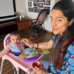 Shikha Singh Instagram – She clearly knows it all more than me 🙈 

#alaynasinghshah #7monthold #babies #babiesofinstagram #firstsolids #growingup #gratitude #blessed #thankful #grateful #thankyougod