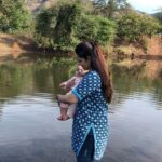 Shikha Singh Instagram - Al’s first stint outdoors & to such a beautiful place with family! She loved the open space, greenery, birds singing, dogs roaming around, free walking, river flowing by the side, thandu thandu river water, amazing breeze & lovely company. Thank u for an amazing day #akka&Bava Can’t wait to play in the front & back yard once everything is ready #congratulations #godbless 😇