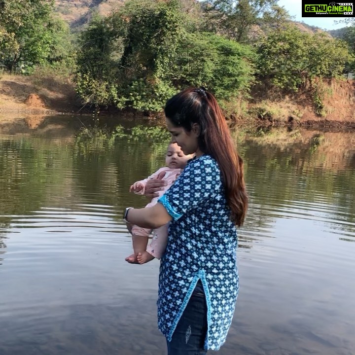 Shikha Singh Instagram - Al’s first stint outdoors & to such a beautiful place with family! She loved the open space, greenery, birds singing, dogs roaming around, free walking, river flowing by the side, thandu thandu river water, amazing breeze & lovely company. Thank u for an amazing day #akka&Bava Can’t wait to play in the front & back yard once everything is ready #congratulations #godbless 😇