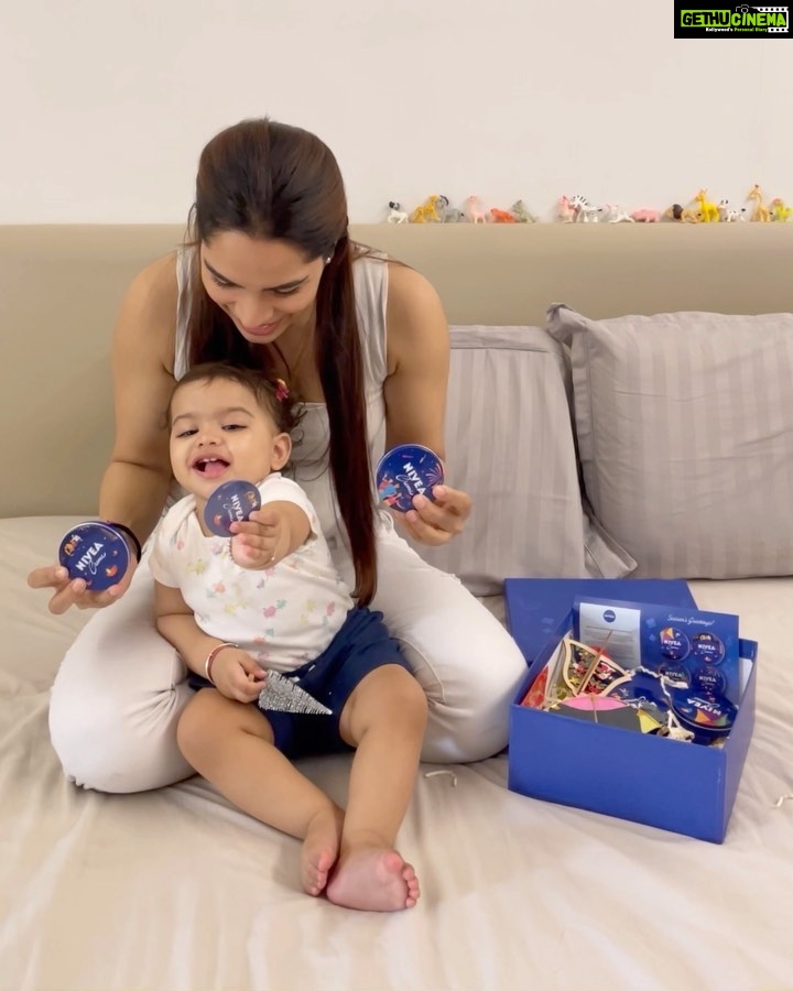 Shikha Singh Instagram - Contest Alert! 🚨 Festivals should be about family, and we usually miss out on that amongst all the preps & meeting people! Do you guys have more such ideas that we should do to #ShareTheCare this Diwali? Comment telling how, and tag @niveaindia too, and I will pick a few of you to win this super memorable #NIVEAFestiveCare Hamper! 😍 Thanks to @niveaindia & @banerjeepuja for challenging me to this wonderful #ShareTheCare idea! 💙 #collaboration