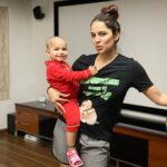 Shikha Singh Instagram - Check out our new hairstyle 👶🏻 #baby #girl #babygirl #alayna #alaynasinghshah #blessed #thankyou #god #red #black #mom #momlife #mommy #mommy #momsofinstagram #babiesofinstagram