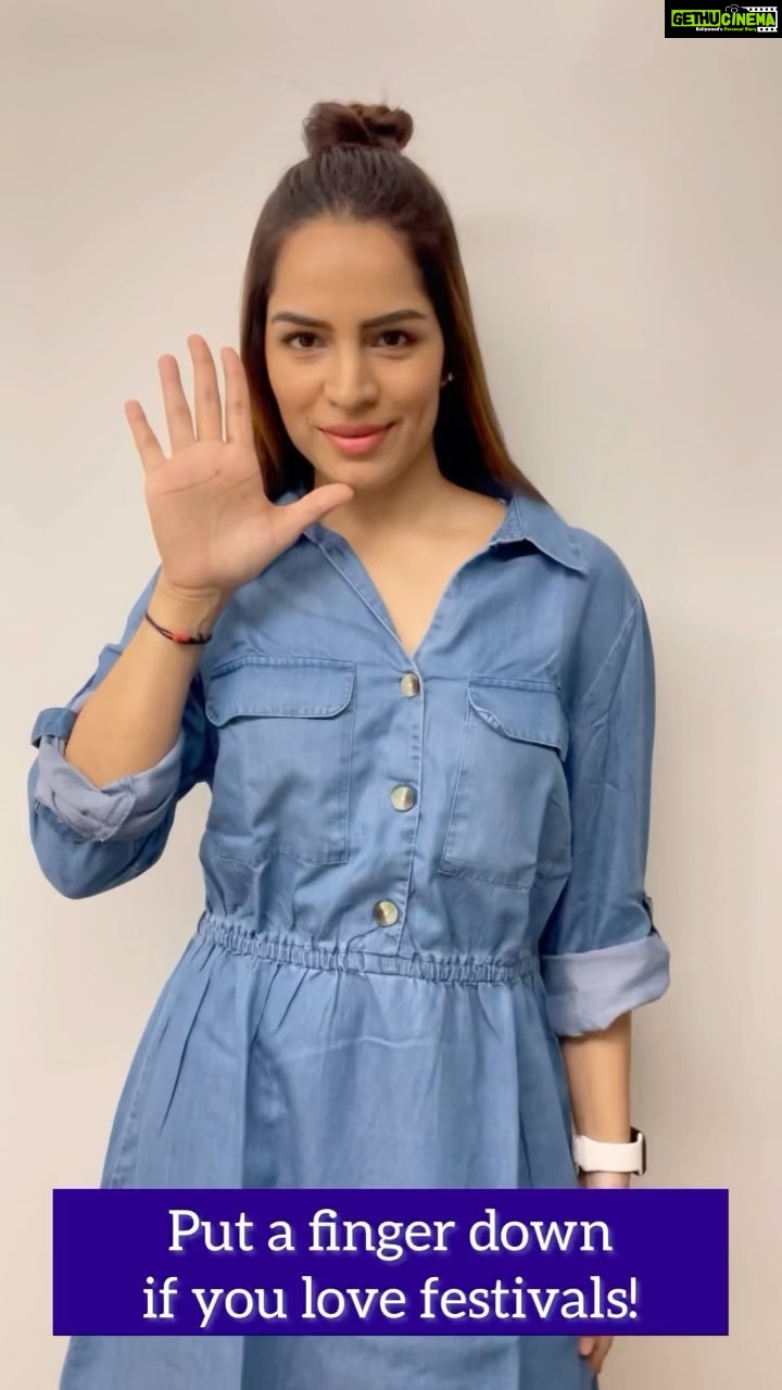Shikha Singh Instagram - From my nani, to my mom, and now me… we've used #NIVEACreme around the house since longer than I can remember! It was our go-to cream for everything! 💙 And now seeing the same #NIVEACreme in these festive looks, makes it all the more special! Thank you for this @niveaindia for the #NIVEAFestiveCare hamper! 🤩 #ShareTheCare #collaboration #NIVEAxShikha #niveaindia #Shikhasingh
