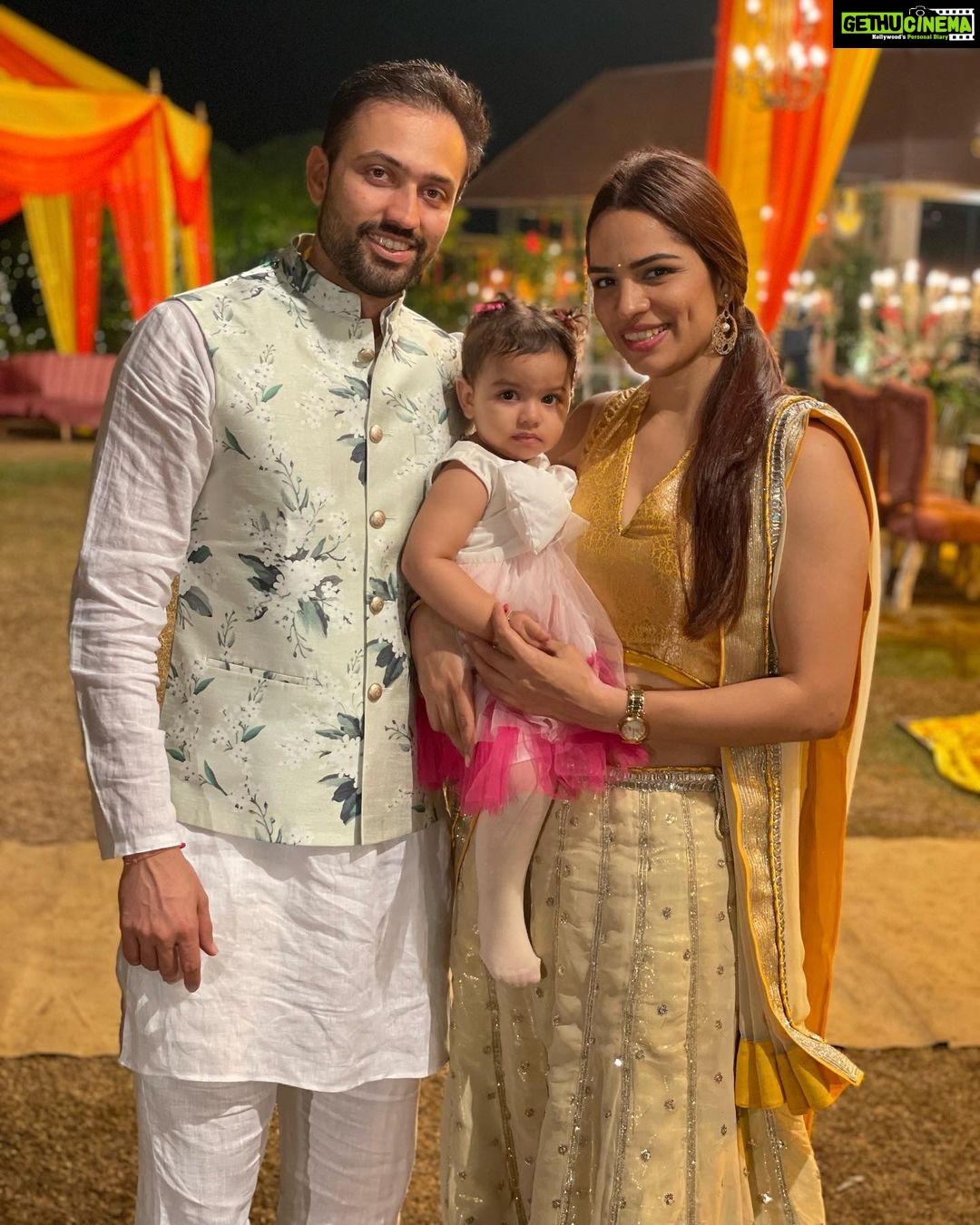 Shikha Singh Instagram - How time flies ! US! At @lasya.pamidi & @virensibal wedding ❤️ #bestwishesalways Thank you for helping out with the dress @rajeekhanna40 🤗 & @eshankhanna10 & @ahankhanna thanks for the waistcoat. U guys rock 🪨 Al’s outfit by @chopuco ❤️