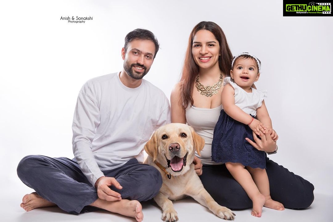 Shikha Singh Instagram - Happy Dusshera from US to all of YOU ❤️ 📸 @anish_sonakshi.photography Thank you for such lovely clicks. One of the most sorted & convenient Home Photoshoot guys with a patience level of 100/10 🥰