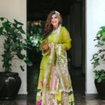 Shivaleeka Oberoi Instagram – Mehendi laga ke rakhna..💕🦋✨

@alixeeshantheaterstudio @dollyouup_bys @instarids @ajewelsbyanmol