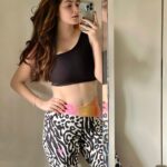 Shivaleeka Oberoi Instagram - Abs-olutely missing burgers and pizzas. 🥲🍔😣🍕