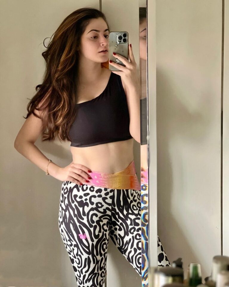 Shivaleeka Oberoi Instagram - Abs-olutely missing burgers and pizzas. 🥲🍔😣🍕