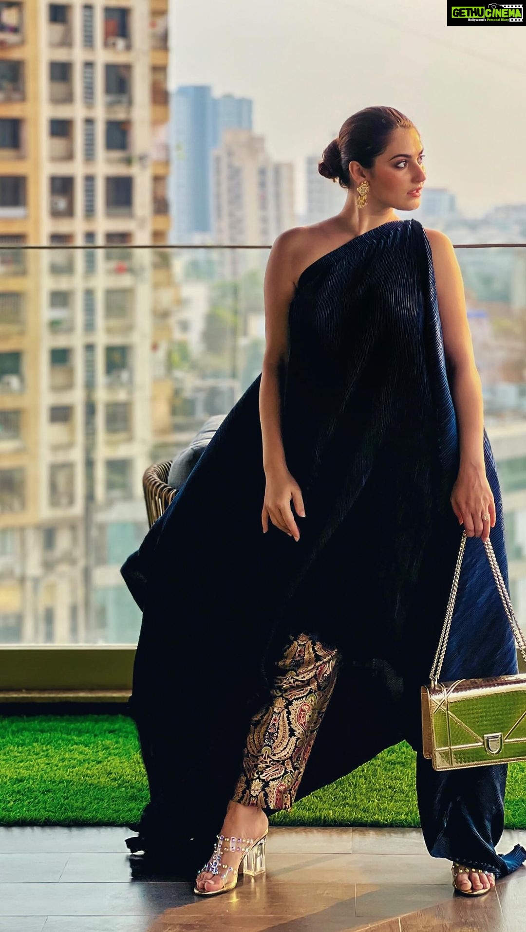 Shivaleeka Oberoi Instagram - Inn nazron se hi..💙✨ #reelitfeelit 👀