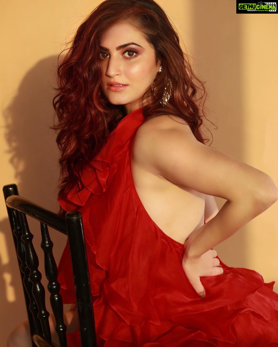 Shivaleeka Oberoi Instagram - Tis’ the season of red! ❤️🌹