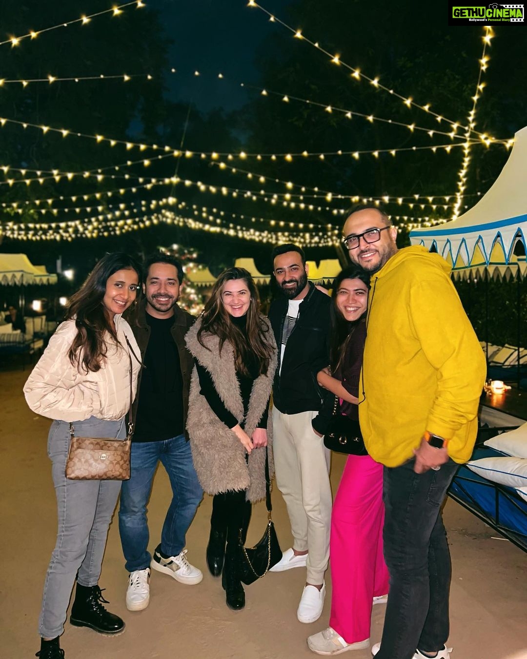 Shivaleeka Oberoi Instagram - Decembering! πͺπΌπ»πππ» #PhotoDump #Memories #Friendslikefamily β¨