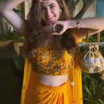 Shivaleeka Oberoi Instagram – Mehendatory 🤪
@juhi.ali @monaandvishu @hairandmakeupbypinks @avior.jewels @rubans.in
#WeddingDiaries #Mehendi 🌼