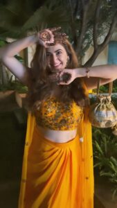 Shivaleeka Oberoi Instagram - Mehendatory 🤪 @juhi.ali @monaandvishu @hairandmakeupbypinks @avior.jewels @rubans.in #WeddingDiaries #Mehendi 🌼