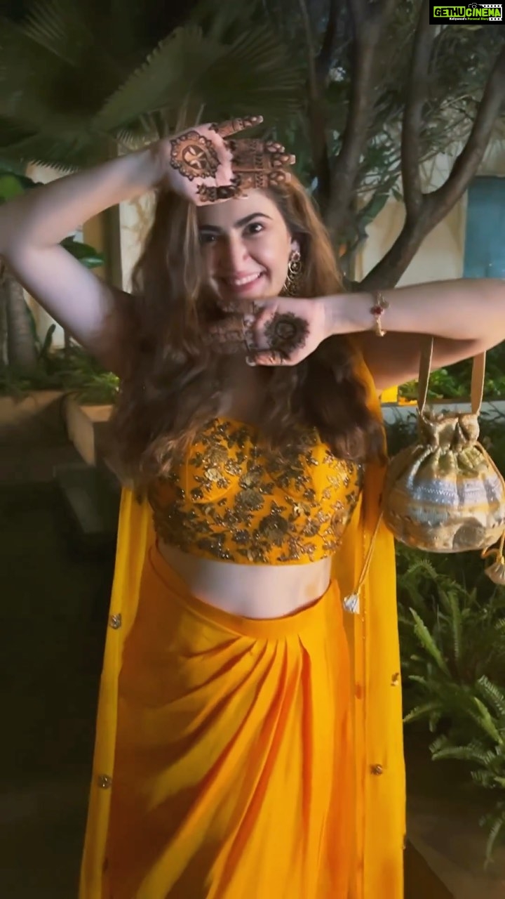Shivaleeka Oberoi Instagram - Mehendatory 🤪 @juhi.ali @monaandvishu @hairandmakeupbypinks @avior.jewels @rubans.in #WeddingDiaries #Mehendi 🌼