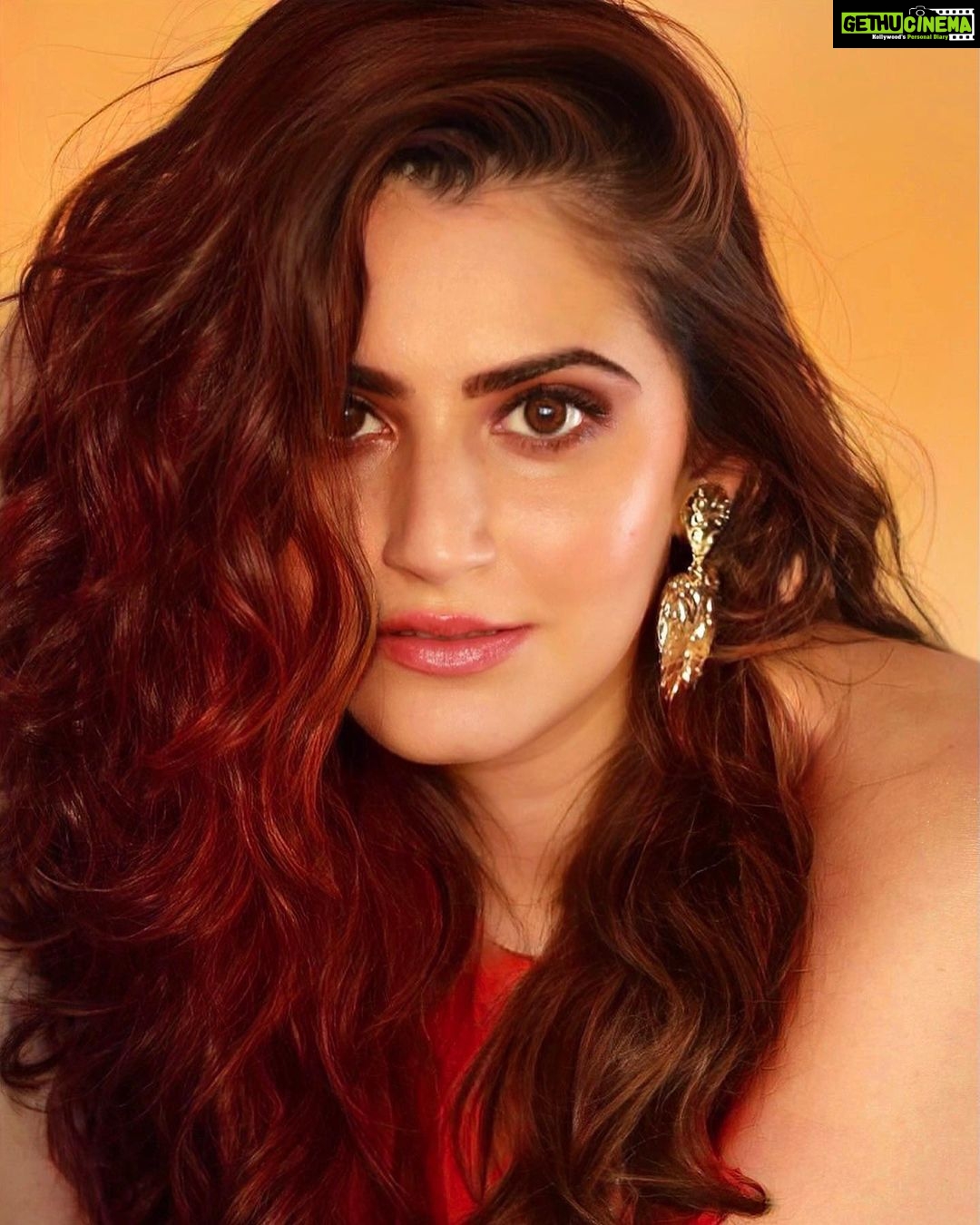 Shivaleeka Oberoi Instagram - Tis’ the season of red! ❤️🌹