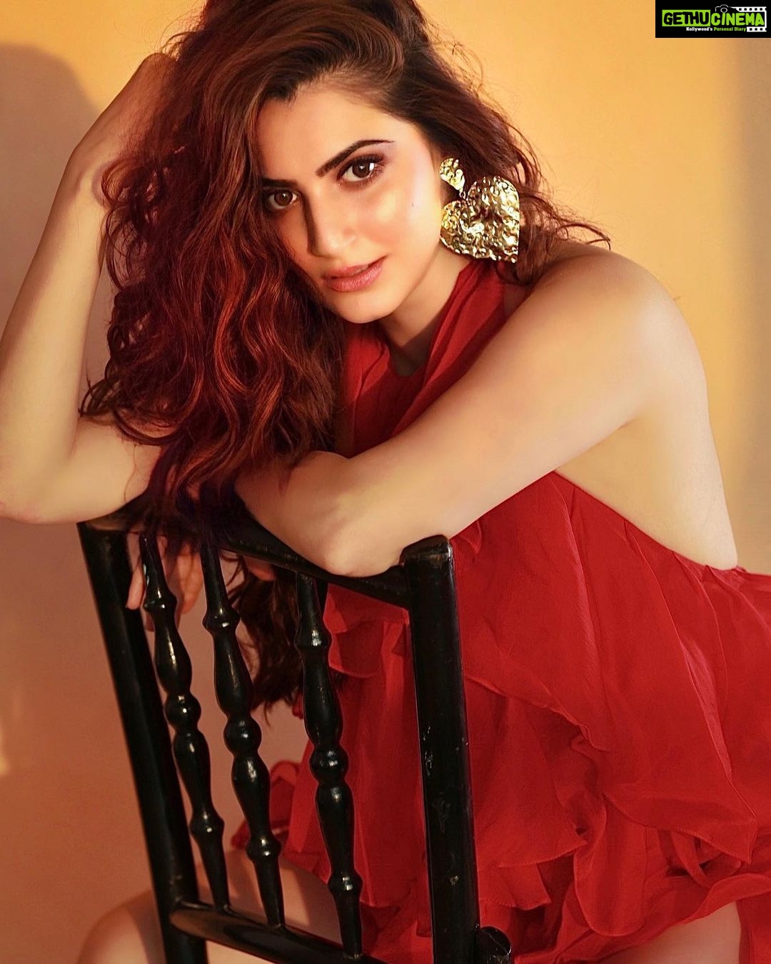 Shivaleeka Oberoi Instagram - Tis’ the season of red! ❤️🌹