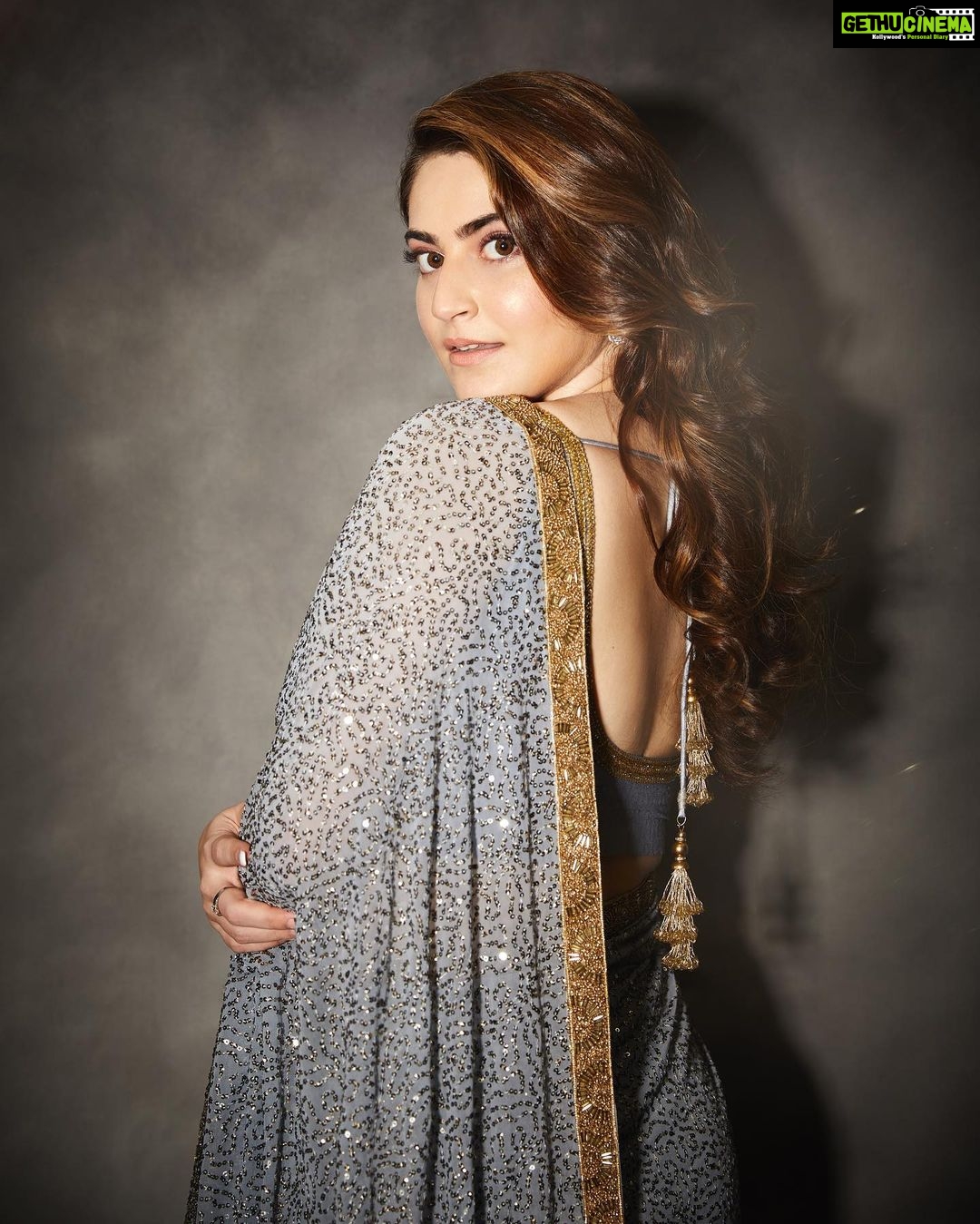 Shivaleeka Oberoi Instagram - Dadasaheb Phalke Award for the Most Popular Breakthrough Actress of the year 2022 🦋💫 Styled by @juhi.ali Saree @bhumikagrover Jewels @rubans.in HMU @hairandmakeupbypinks Photos by @anamika_