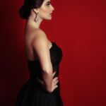 Shivaleeka Oberoi Instagram – Iconic Actress 2022 for Khuda Haafiz! ❤️‍🔥

Finally an award for all the tears I shed as Nargis. 🥹
Khuda Haafiz has been life changing in many ways for which I am super grateful! 
Love to each one of you for the immense love and support always! 💕

And most importantly, dedicating this one to the icons of my life – my parents and grandparents! 🥰

Styled by @juhi.ali
Hair Makeup @hairandmakeupbypinks
Outfit @shivaniawastyofficial 
Jewels @ratanjewellers @kushalsfashionjewellery
Photos @official_awbphotography
@middayindia #middayglitzandglamicons2022