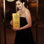 Shivaleeka Oberoi Instagram – Iconic Actress 2022 for Khuda Haafiz! ❤️‍🔥

Finally an award for all the tears I shed as Nargis. 🥹
Khuda Haafiz has been life changing in many ways for which I am super grateful! 
Love to each one of you for the immense love and support always! 💕

And most importantly, dedicating this one to the icons of my life – my parents and grandparents! 🥰

Styled by @juhi.ali
Hair Makeup @hairandmakeupbypinks
Outfit @shivaniawastyofficial 
Jewels @ratanjewellers @kushalsfashionjewellery
Photos @official_awbphotography
@middayindia #middayglitzandglamicons2022