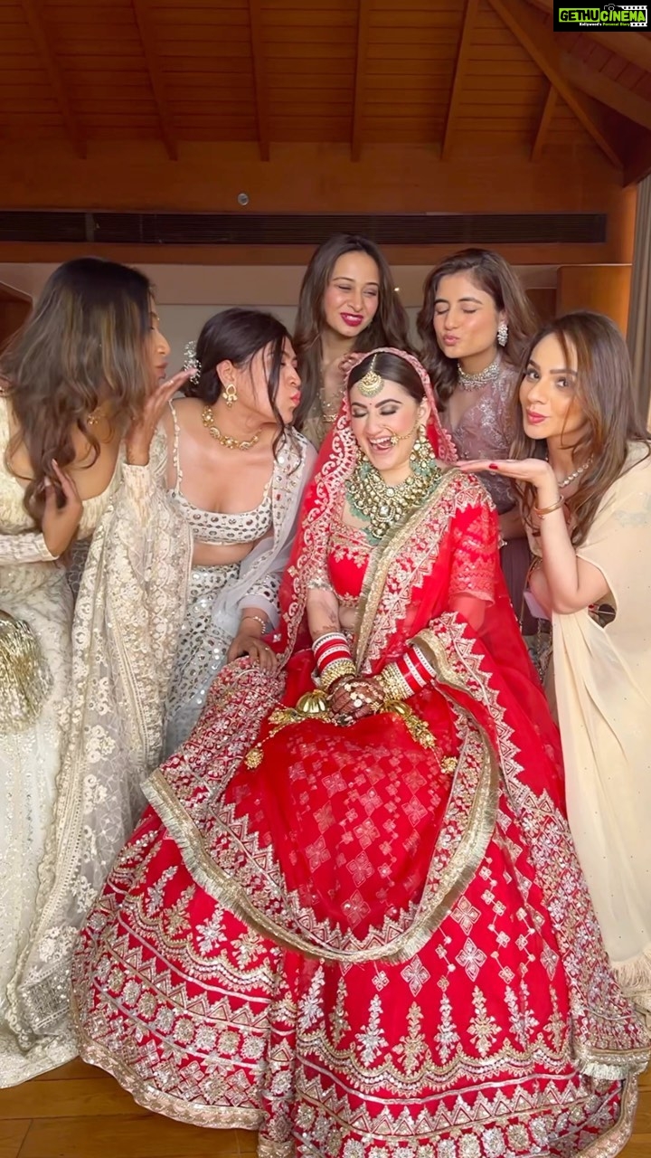 Shivaleeka Oberoi Instagram - My girls my girls ❤️ their reactions on seeing me as a bride!! 🥹❤️