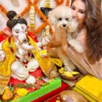 Shivaleeka Oberoi Instagram - Happy Ganesh Chaturthi 🌼❤️ #GaneshChaturthi #Ganesha #MasiTime 👩‍👧‍👦