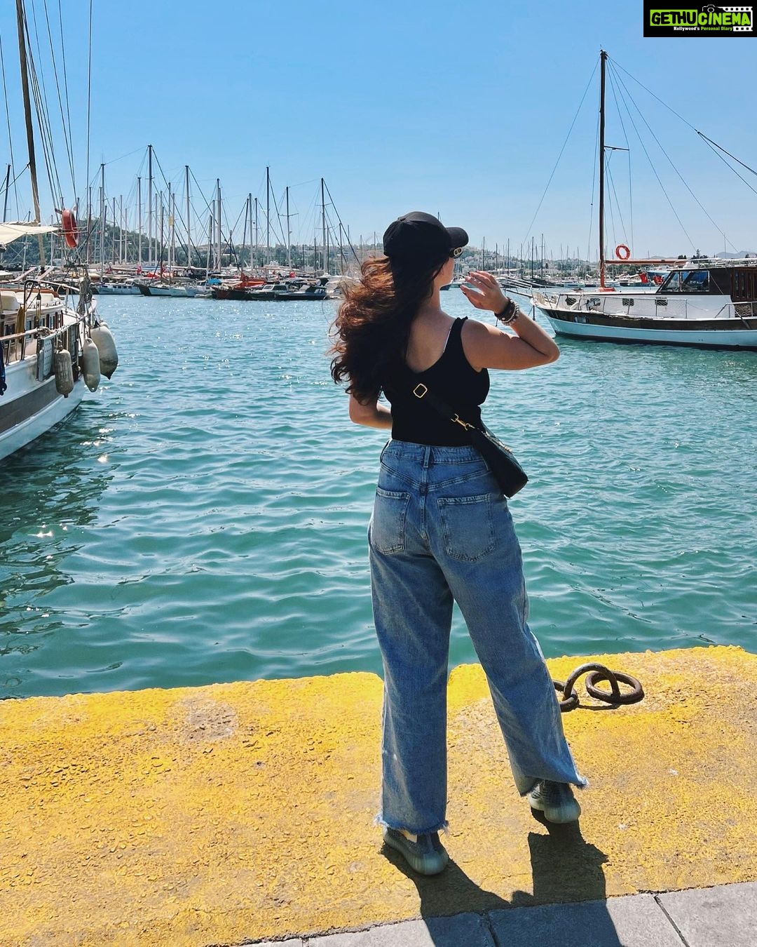 Shivaleeka Oberoi Instagram - Swipe to turn! 🖤 My kinda #MondayBlues 🥹🌊 Bordum, Tukey