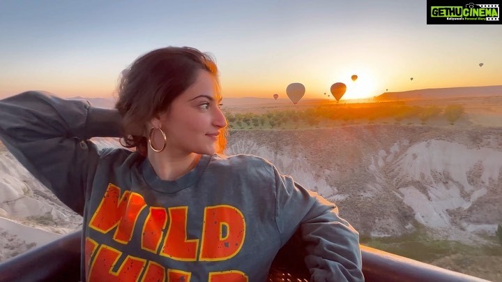 Shivaleeka Oberoi Instagram - 2 MILLION followers on this veryyy special trip! ๐งก Love is in the air and everywhere! โ๏ธ Grateful for each one of you! ๐