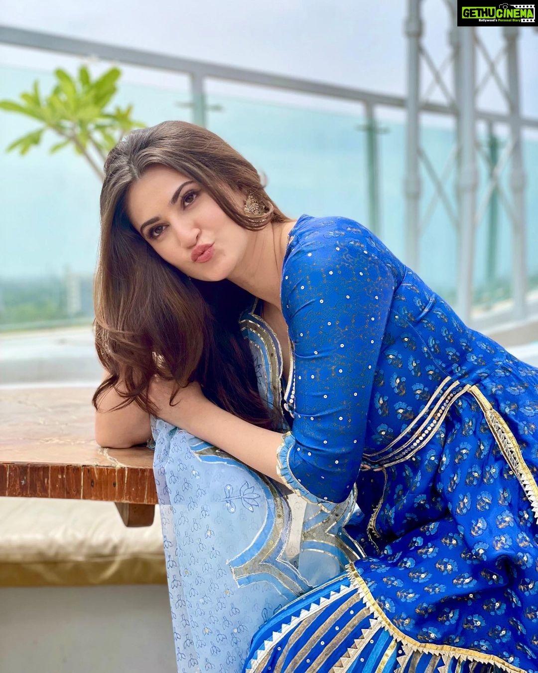 Shivaleeka Oberoi Instagram - Hello Indore!! 💙🦋 Hair and makeup: @nehaseehra Assisted by @aayushisonimakeup Styled by @d_devraj Assisted by @idarshishetty @stylebyishita Outfit - @maayera_jaipur @amigos.rizwan Heels- @Paioshoes Earings- @sangeetaboochra #KhudaHaafizChapter2AgniPariksha