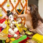 Shivaleeka Oberoi Instagram - Happy Ganesh Chaturthi 🌼❤️ #GaneshChaturthi #Ganesha #MasiTime 👩‍👧‍👦