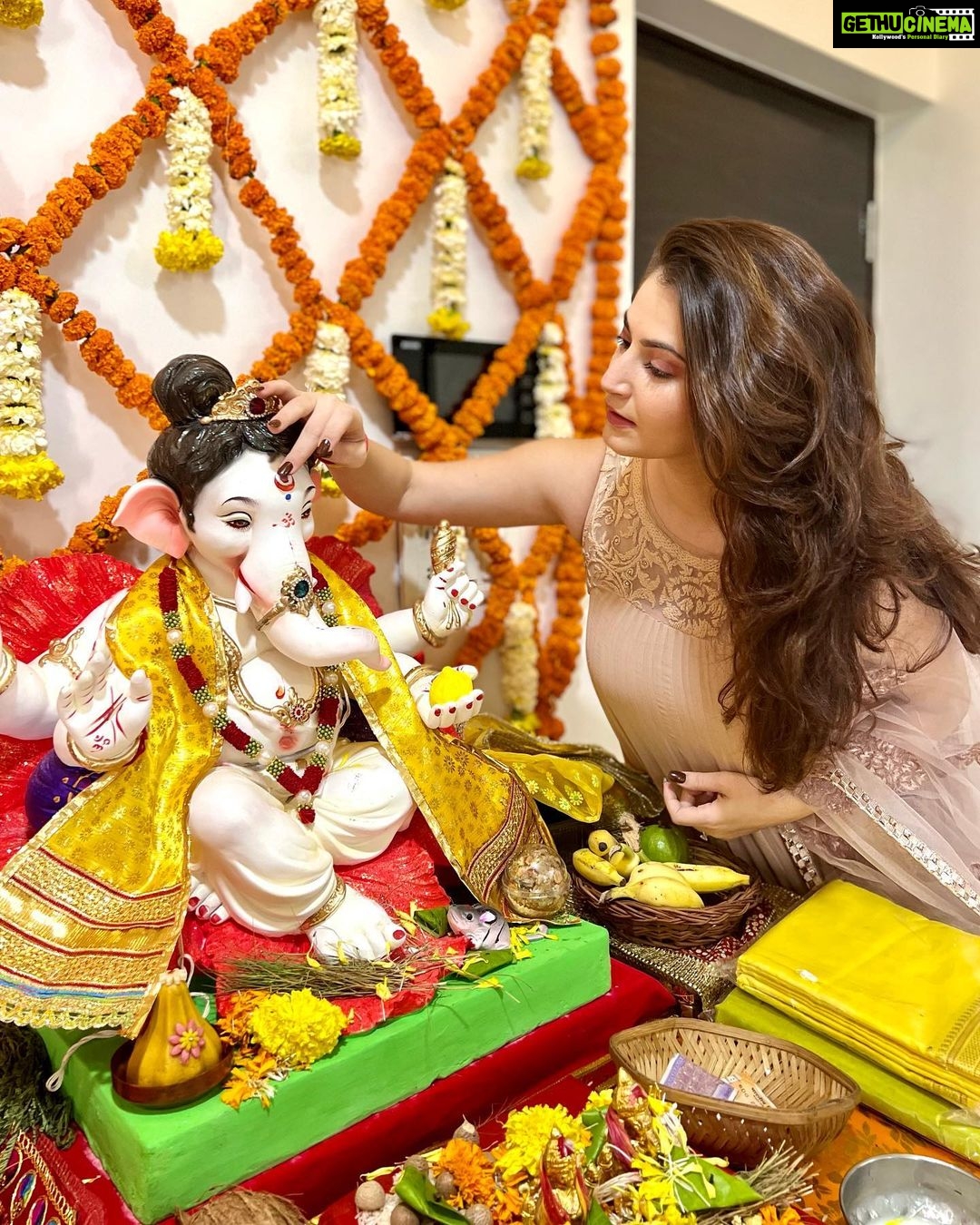 Shivaleeka Oberoi Instagram - Happy Ganesh Chaturthi ๐ผโค๏ธ #GaneshChaturthi #Ganesha #MasiTime ๐ฉโ๐งโ๐ฆ