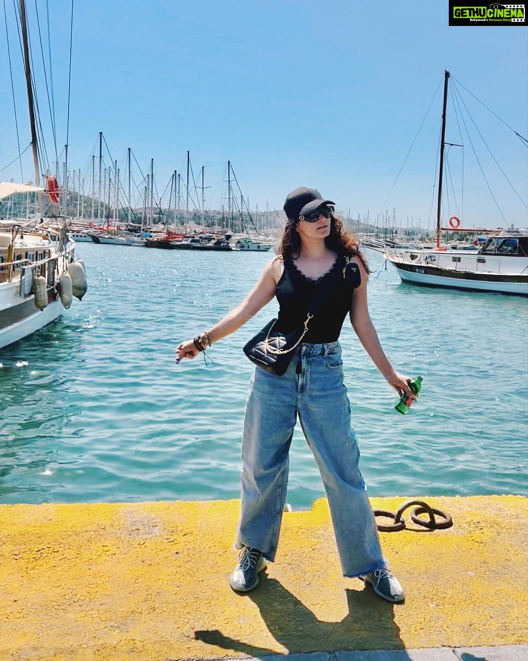 Shivaleeka Oberoi Instagram - Swipe to turn! 🖤 My kinda #MondayBlues 🥹🌊 Bordum, Tukey