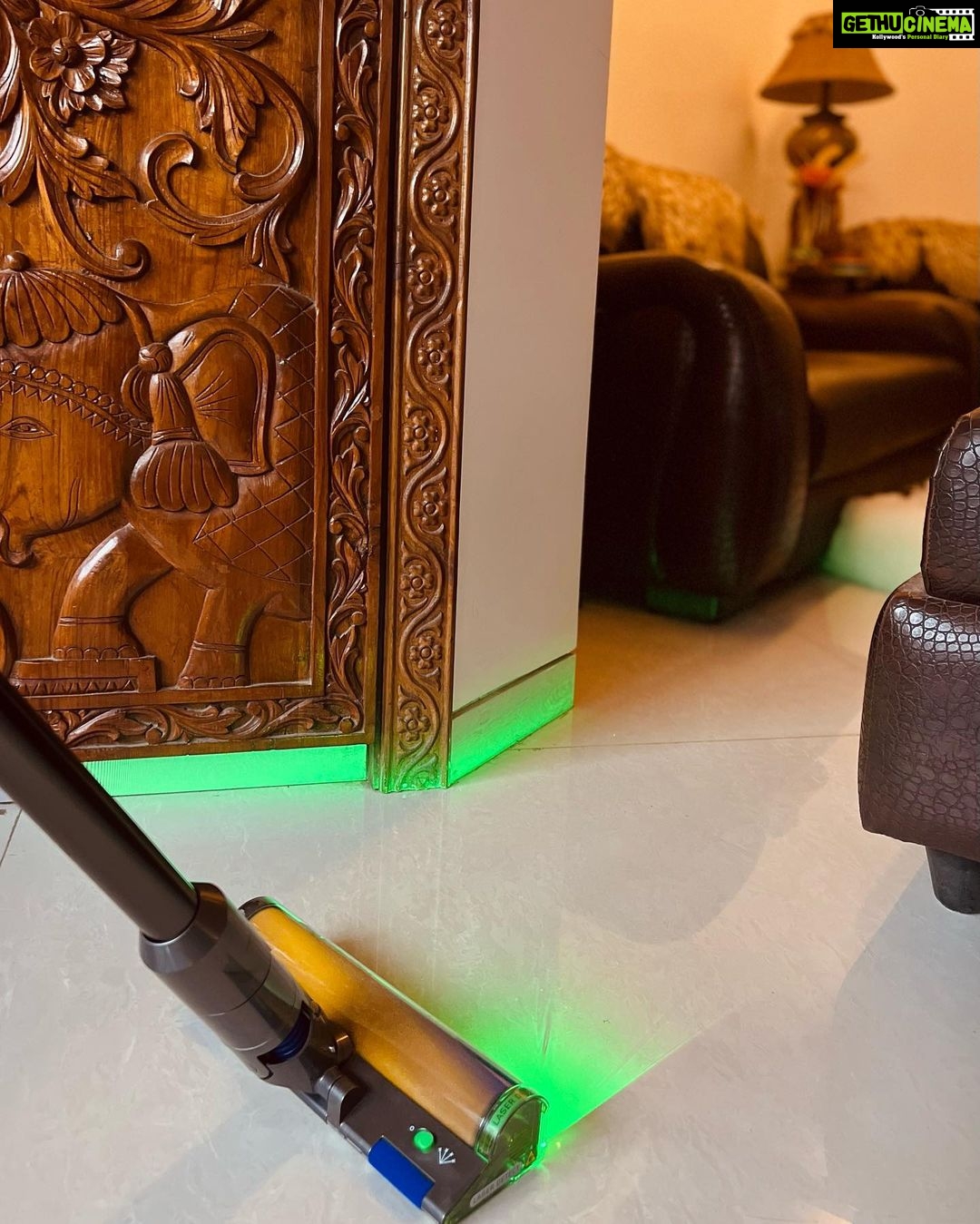 Shivaleeka Oberoi Instagram - Life update: Currently in love with a super genius gadget πββοΈ The in-built laser in #DysonV12 vaccum cleaner is so helpful in recognising minute dust particles which are difficult to spot otherwise. Also, the display helps me see the amount of dust collected. π #Gifted #DysonIndia #DysonHome