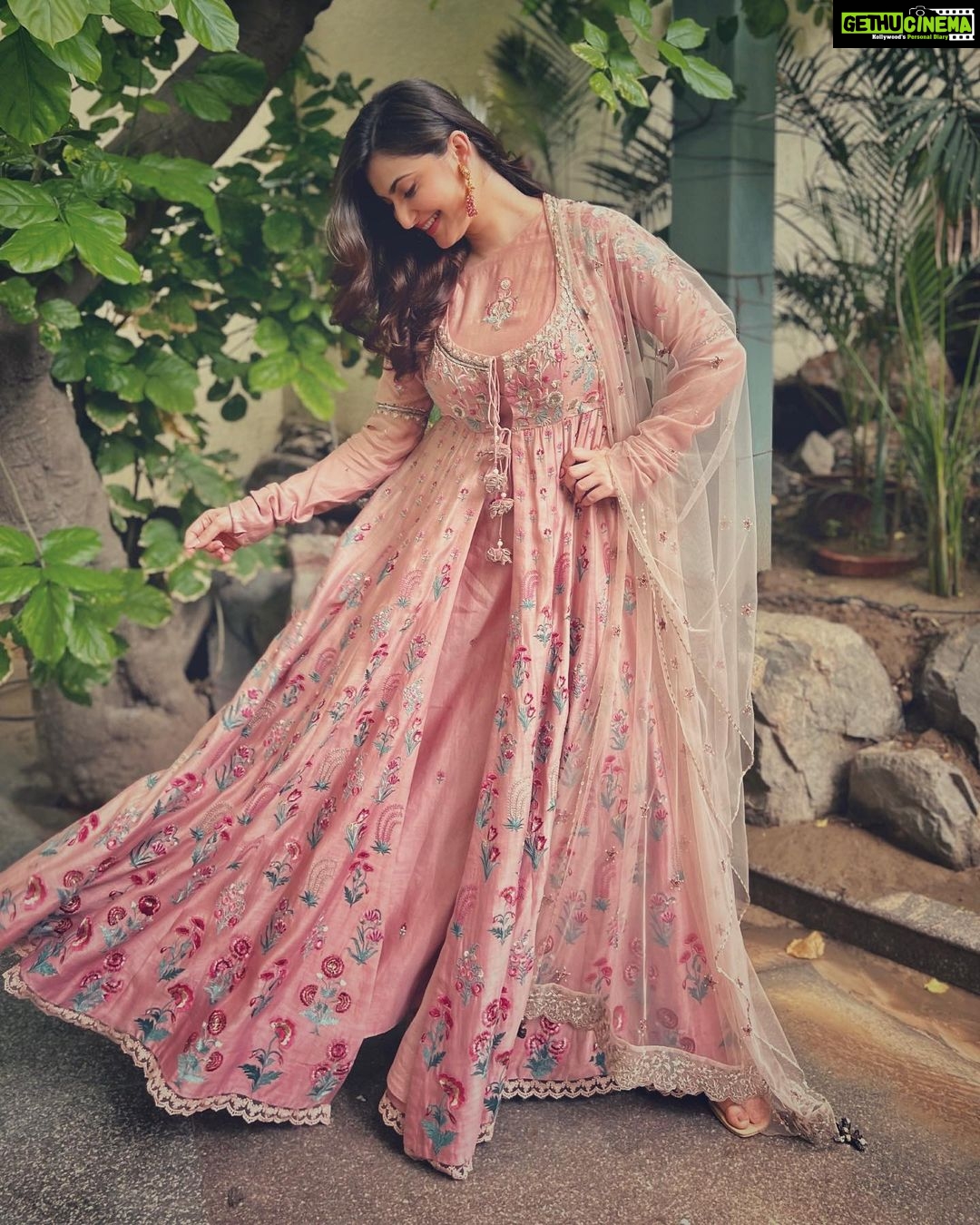 Shivaleeka Oberoi Instagram - Happy Ekadashi & Eid Mubarak πβ¨ Hair and makeup @nehaseehra Stylist @d_devraj Assisted by @idarshishetty @stylebyishita Outfit by @anjumodi Earings @aquamarine_jewellery Rings @the_jewel_gallery #KhudaHaafizChapter2AgniPariksha